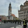 Auf dem Augsburger Rathausplatz sammelten sich am Sonntagmorgen zahlreiche Feuerwehr-Einsatzkräfte und -Fahrzeuge zu einem Einsatz der anderen Art.