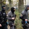 Sogenannte Entschärfer der Berliner Polizei gehen zur Wohnung der ehemaligen RAF-Terroristin Daniela Klette.