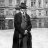 Eine historische Aufnahme zeigt den Schriftsteller Franz Kafka in der Altstadt von Prag. (Aufnahme um 1920).