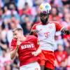 Bayerns Dayot Upamecano (r) im Zweikampf mit Kölns Steffen Tigges.