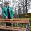 Kata Widmann ist eine von sieben Trauerbegleitern, die am Trauerbänkle im Friedhof in Burgau Zeit zum Zuhören schenken.