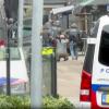 Der mutmaßliche Geiselnehmer wird vom DSI, einer Spezialeinheit der niederländischen Polizei, vor einem Café in Ede festgenommen.