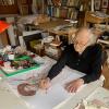 Der Künstler Georg Bernhard zeichnet weiterhin täglich, auch wenn er jetzt 95 Jahre alt wird.