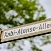 Rund um das Stadion in Leverkusen haben Fans Straßenschilder überklebt, die Straßen heißen nun Xabi-Alonso-Allee.