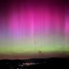 Polarlichter erscheinen über dem Dreisamtal bei Oberried nahe Freiburg im Schwarzwald.