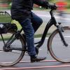 Ein Radfahrer mit seinem Pedelec ist am Montag in Leipheim mit einem Auto kollidiert.