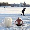 Sauna, Eisbaden, immer eins mit der Natur: Klingt schon ziemlich gut. Doch die Finnen haben auch Grund zum Traurigsein.