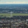 Blick auf von dichter Bebauung umrandete Tempelhofer Feld, aufgenommen vom Fernsehturm.