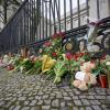 Blumen und ein Teddybär liegen am Zaun der russischen Botschaft, die nach dem Anschlag in Moskau dort abgelegt wurden.