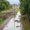 Bahntrasse bei Günzburg: Im Nah- und Fernverkehr kam es aufgrund des Hochwassers zu vielen Zugausfällen und Streckensperrungen.