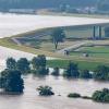 Dämme schützen vor dem Hochwasser der Donau. In einigen Hochwassergebieten in Süddeutschland entschärft sich die Lage, an der unteren Donau bleibt sie gespannt.