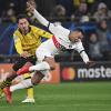 Mats Hummels (l) im Duell mit PSG-Stürmer Kylian Mbappé.