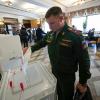 Ein russischer Soldat gibt während der Präsidentschaftswahl in einem Wahllokal Moskau seine Stimme ab.