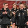 Mit den Rückkehrerinnen Alexandra Popp (I) und Marina Hegering geht Bundestrainer Horst Hrubesch in die EM-Qualifikationsspiele gegen Polen.