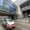 Ein Polizeiauto steht am Europaparlament. Im Zusammenhang mit der Russlandaffäre wurde das Büro eines ehemaligen Mitarbeiters des AfD-Politikers Maximilian Krah durchsucht.