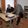 Pfarrer Gerhard Krammer (links) und Kirchenpfleger Albert Rieger besprechen letzte Details zum Umzug.  