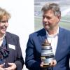 Bundeswirtschaftsminister Robert Habeck und Julia Prescot, die Vorsitzende der Projektgesellschaft Neuconnect, in Wilhelmshaven.