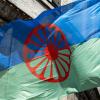 Die Flagge der Roma. Laut Studien ist die Volksgruppe die am meisten diskriminierte Minderheit in Europa.