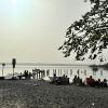 Der Seewinkel in Herrsching mit zerstörten Stegen im Sahara-Staub-Nebel.