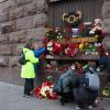 Menschen legen in St. Petersburg Blumen zum Gedenken an die Opfer des Moskauer Terroranschlags nieder.