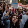 Demonstrantinnen und Demonstranten fordern finanzielle Unterstützung für staatliche Hochschulen und Universitäten in Argentinien.