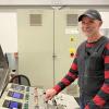 Ulrich Bodammer, Betriebsleiter im Olympiaturm, steht im Schaltraum für Aufzüge. Hier kann er bei kleineren Problemen schnell eingreifen.