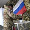 Ein russischer Soldat gibt seine Stimme für die Präsidentschaftswahlen in einem improvisierten Wahllokal in dem von Russland kontrollierten Teil der Region Saporischschja im Osten der Ukraine ab.