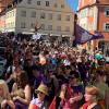 Der Verein Allgäu Pride organisiert Veranstaltungen für queere Personen, wie hier bei der Pride Parade in Kaufbeuren 2023.
