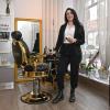 Ein besonderer Hingucker im Atelier Tiziana am Hellmairplatz: Tiziana Suhner-Mittls goldener Barberstuhl