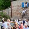 Ahoi Augsburg! Bertolt Brecht lud am 1. Mai bei der Premiere der Kahnfahrtfestspiele zu einer musikalisch-theatrischen Bootsfahrt am romantischen Stadtgraben ein.  