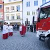 Nicht weil es zur Feuerwehr passt, sondern weil der Heilige Florian ein Märtyrer ist, trug Stadtpfarrer Michael Zeitler bei der Segnung des neuen Feuerwehrautos in Landsberg am Florianitag ein rotes Messgewand.