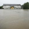 Land unter hieß es am Wochenende in vielen Orten im Landkreis Aichach-Friedberg. Im Aichacher Stadtgebiet traf es den Ortsteil Ecknach am schlimmsten. Dort war am Samstag nicht nur die Uferstraße beim Gasthaus Gutmann (Bild) überflutet. Auch weite Teile der Pfarrer-Steinacker-Straße waren ein einziger Fluss. In zahlreichen Kellern stand Wasser.