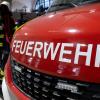 Ein Fahrzeug der Berufsfeuerwehr mit der Aufschrift „Feuerwehr“.