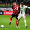 Ruben Vargas (rechts) war gegen Eintracht Frankfurt einer der besten Augsburger auf dem Platz.