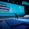 Reinigungskräfte bereiten die Halle für den CDU-Bundesparteitag vor. Drei Tage lang beraten die CDU Delegierten und stimmen über ein neues Grundsatzprogramm ab. 