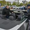 Rüdiger Faas (links) und Jan Michael Kirchner aus Landsberg waren an einem Cabrio der E-Klasse interessiert.