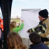 Einen Notruf richtig abzusetzen, übten die Kinder der Grundschule Kissing mit der Freiwilligen Feuerwehr. Schreibassistentin Stana dokumentiert die erarbeiteten Fragen aufs Genaueste.
