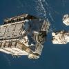 Eine externe Palette mit ausgedienten Nickel-Wasserstoff-Batterien wurde vom Roboterarm der Internationalen Raumstation ISS freigegeben und steuert auf die Erde zu.