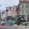 Landwirte kommen mit Traktoren zu einer Demonstration vor Beginn Energiewendekonferenz.