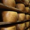 Mehrere Laibe des Hartkäses Gran Moravia liegen in einem Lager der Brazzale AG. Das Unternehmen ist für Butter und Käse bekannt.