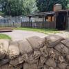 Mithilfe der Feuerwehr wurde eine Sandsackbarrikade errichtet.