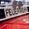 Ein Fahrzeug mit der Aufschrift „Feuerwehr“.