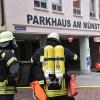 Die Feuerwehrleute, die sich im Parkhaus am Münster bewegten, waren mit schwerem Atemschutz ausgerüstet.
