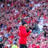 Liverpools Trainer Jürgen Klopp verabschiedet sich von den Fans nach dem Spiel.