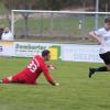 Jonas Stutzmüller von der SSV Glött umspielt hier SVH-Keeper Marcel Randi und erzielt das 1:0.