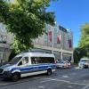 Polizeifahrzeuge vor dem Hamburger Élysée-Hotel.