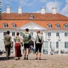 Besucher kommen zum Tag der offenen Tür ins Schloss Meseberg.