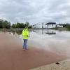 Land unter in Nordendorf: Tobias Kunz vor dem nagelneuen Sportplatz, der jetzt einem Schwimmbecken gleicht.