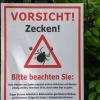 «Vorsicht! Zecken!» steht auf einem Warnschild im Biosphärenreservat Schorfheide-Chorin.