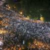 Zehntausende Demonstranten protestierten am Samstag vor dem Parlamentsgebäude in Tiflis gegen ein Gesetz, das die Arbeit ausländischer Nichtregierungsorganisationen im Land beschneiden soll. 